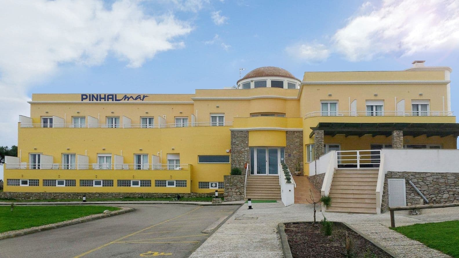 Relaxed poolside setting at Hotel Pinhalmar