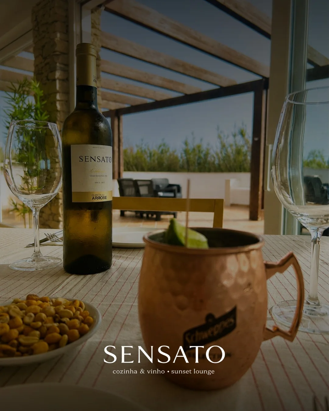 Cocktail e vinho no terraço do Sensato